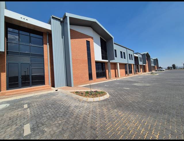 800M² WAREHOUSE TO LET IN LONGLAKE